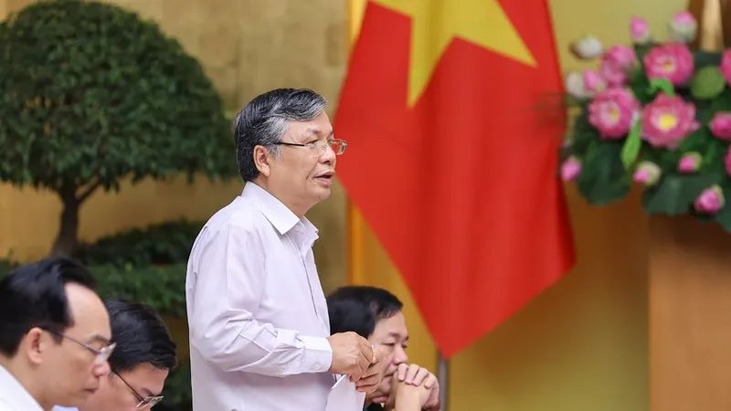 Thứ trưởng Bộ Nội vụ Nguyễn Trọng Thừa báo cáo tại phiên họp.