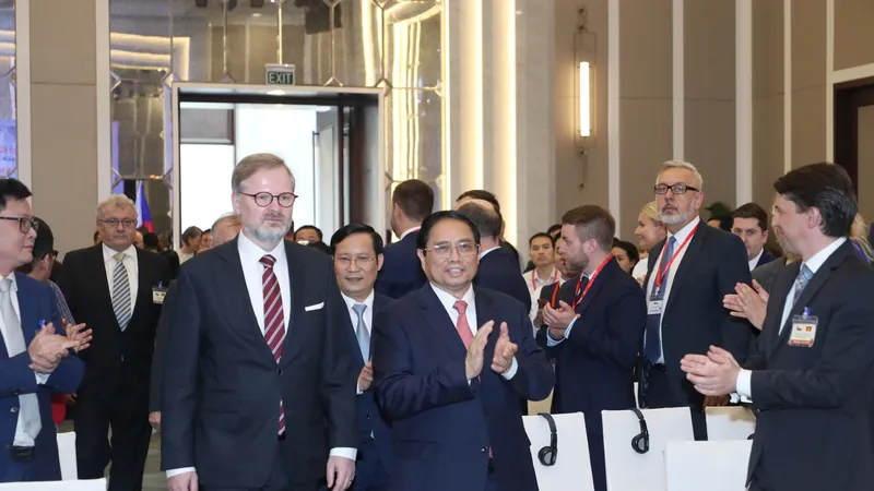 Thủ tướng Phạm Minh Chính và Thủ tướng Cộng hoà Czech Petr Fiala tới dự Diễn đàn doanh nghiệp Việt Nam – Cộng hoà Czech. Ảnh: QUANG PHÚC