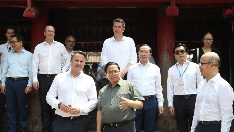  Thủ tướng Phạm Minh Chính và Thủ tướng Luxembourg Xavier Bettel tham quan Văn Miếu – Quốc Tử Giám, chiều 4-5. Ảnh: QUANG PHÚC