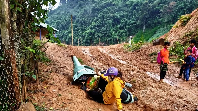 Ảnh minh họa: Giáo viên cắm bản gặp nhiều khó khăn do địa hình phức tạp.