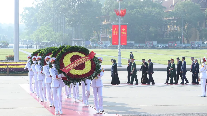 Các đồng chí lãnh đạo, nguyên lãnh đạo Đảng, Nhà nước đặt vòng hoa và vào Lăng viếng Chủ tịch Hồ Chí Minh. Ảnh: QUANG PHÚC
