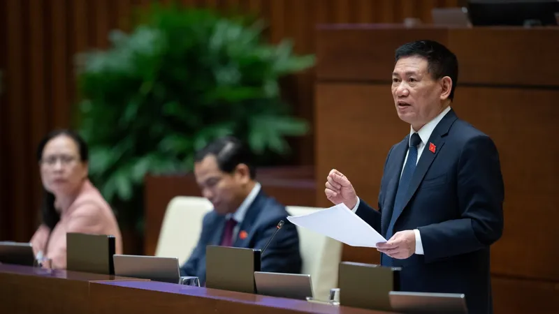 Bộ trưởng Bộ Tài chính Hồ Đức Phớc phát biểu giải trình. Ảnh: VIẾT CHUNG