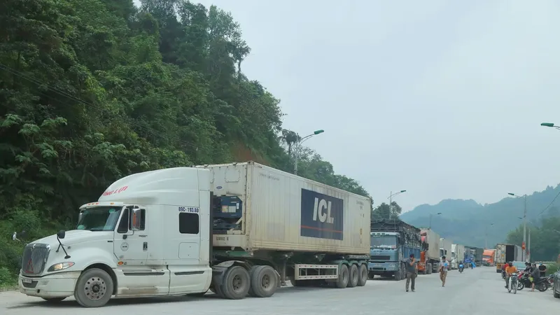Hàng hóa chờ thông quan hàng hóa tại Cửa khẩu Tân Thanh, tỉnh Lạng Sơn. Ảnh: QUANG PHÚC