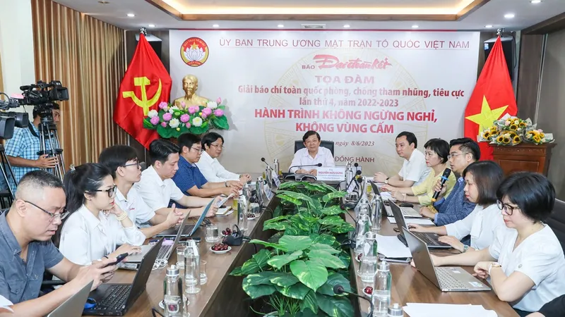 Tọa đàm với chủ đề “Hành trình không vùng cấm, không ngừng nghỉ” 
