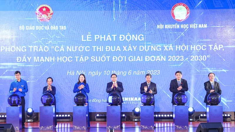 Thủ tướng Phạm Minh Chính và các đại biểu thực hiện nghi thức phát động phong trào. Ảnh: VIẾT CHUNG