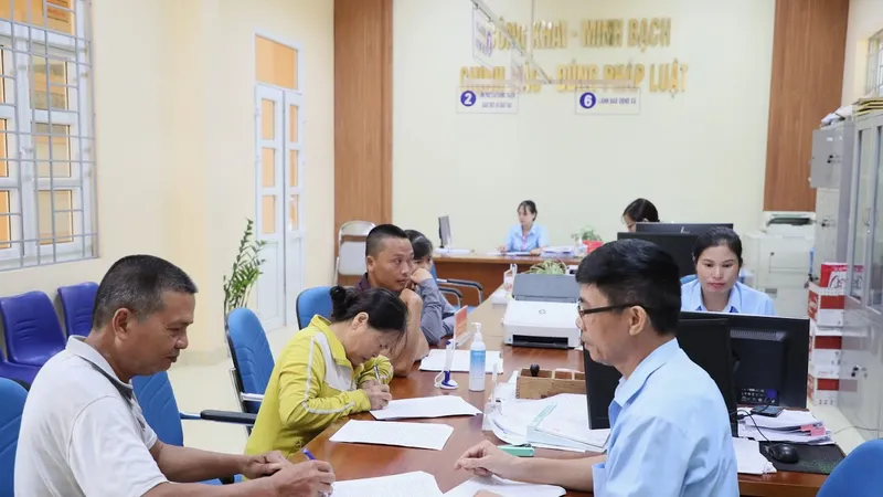 Giải quyết thủ tục hành chính một cửa tại xã Tân Bình, huyện Đầm Hà, tỉnh Quảng Ninh. Ảnh: QUANG PHÚC
