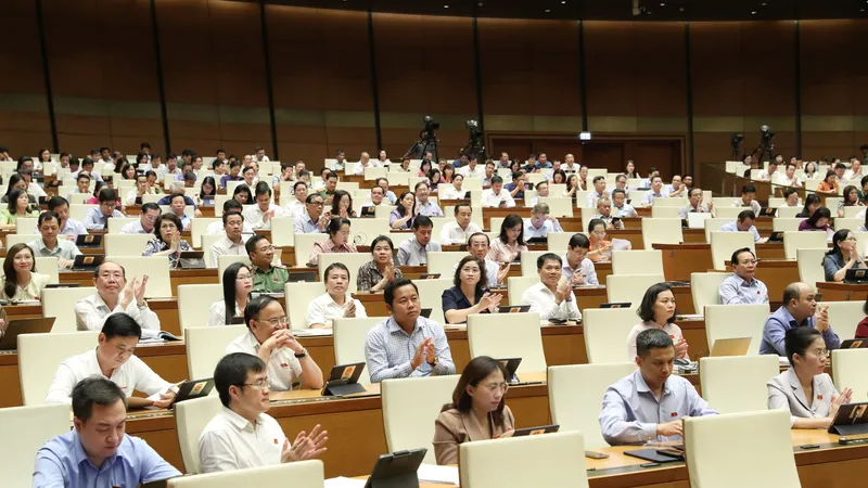 Đại biểu Quốc hội biểu quyết thông qua nghị quyết chiều 22-6. Ảnh: QUANG PHÚC