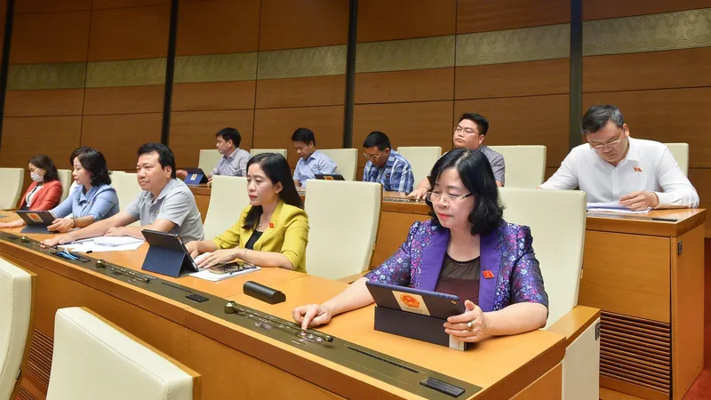 Các đại biểu bấm nút thông qua nghị quyết