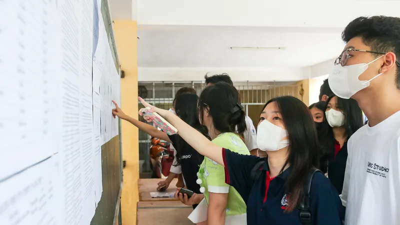 Thí sinh Hà Nội làm thủ tục dự thi chiều 27-6. Ảnh VIẾT CHUNG