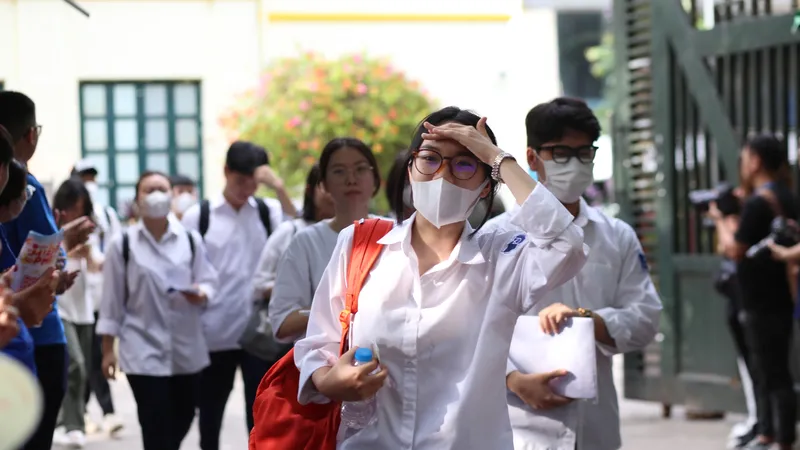 Thí sinh kết thúc buổi thi môn Toán tại trường THPT Phan Đình Phùng, Hà Nội: Ảnh: HOÀNG DƯỠNG