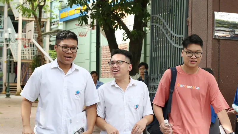Thí sinh phấn khởi khi kết thúc thi môn Toán ở điểm thi Trường THPT Nguyễn Bỉnh Khiêm, quận Cầu Giấy. Ảnh: QUANG PHÚC