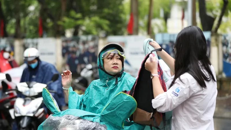 Đưa con đến điểm thi sáng 28-6, tại Hà Nội. Ảnh: QUANG PHÚC 