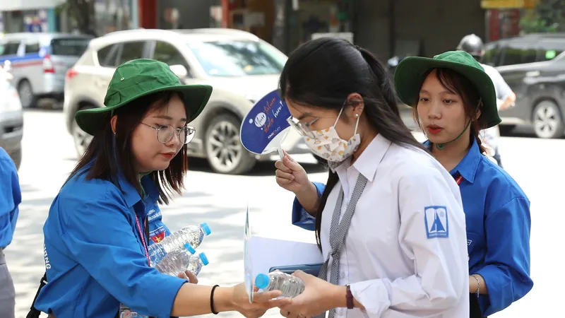 Thí sinh chuẩn bị thi môn Toán, kỳ thi tốt nghiệp THPT tại điểm thi Trường THPT Nguyễn Bỉnh Khiêm, quận Cầu Giấy, Hà Nội, chiều 28-6. Ảnh: QUANG PHÚC