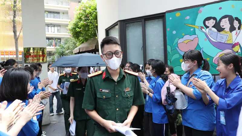 Màu áo xanh tình nguyện làm mát trường thi