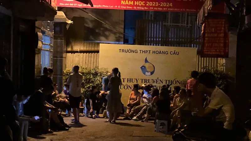 Phụ huynh Hà Nội thâu đêm xếp hàng để nộp hồ sơ vào lớp 10 dân lập cho con