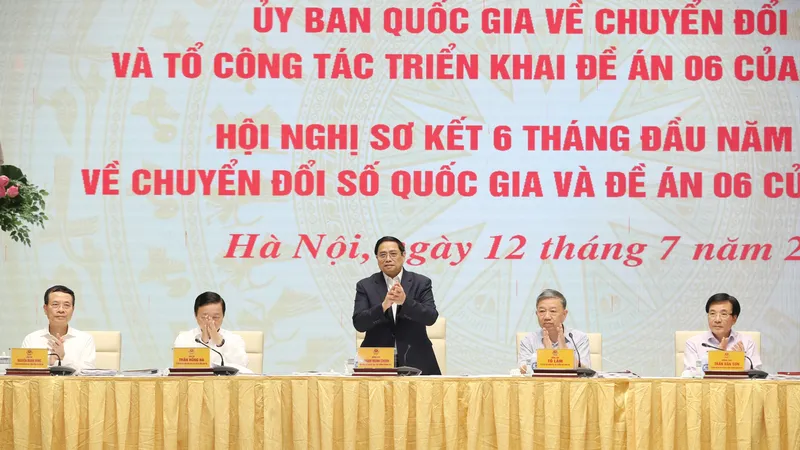 Thủ tướng Phạm Minh Chính, Chủ tịch Ủy ban quốc gia về chuyển đổi số chủ trì hội nghị. Ảnh: QUANG PHÚC