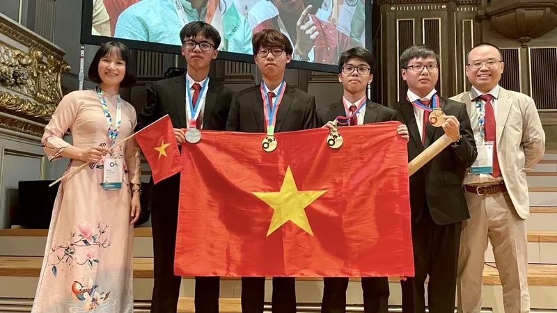 Đoàn học sinh Việt Nam thi Olympic Hoá học quốc tế 2023