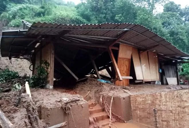 Một ngôi nhà của người dân Mù Cang Chải (Yên Bái) bị đất đá sạt lở, tràn vào
