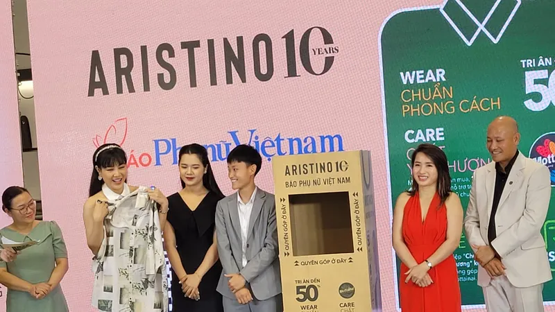 Diễn viên Thanh Hương ủng hộ chiếc áo của vai Luyến trong phim “Cuộc đời vẫn đẹp sao” cho quỹ Mottainai