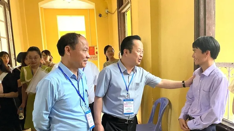 Lãnh đạo Sở Giáo dục và Đào tạo Hà Nội động viên thí sinh tham dự kỳ thi tuyển viên chức giáo viên