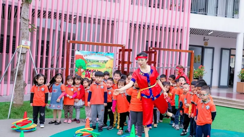 Cô trò trường mầm non ở Hà Nội tham gia một trò chơi dân gian
