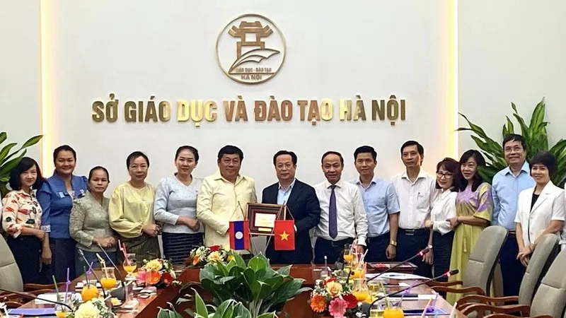 Tăng cường hợp tác giáo dục giữa hai Thủ đô Hà Nội và Viêng Chăn