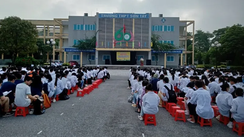 Khai mạc kỳ thi tại điểm thi Trường THPT Sơn Tây