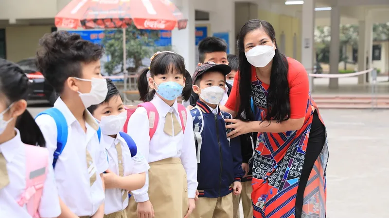 Cô và trò trên địa bàn Hà Nội tuân thủ các quy định về y tế trường học