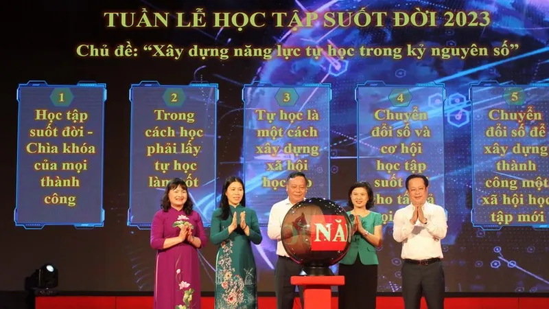 Các đại biểu gửi thông điệp của tuần lễ học tập suốt đời năm 2023