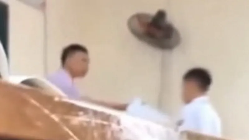 Thầy giáo có hành vi thiếu chuẩn mực với học sinh (hình ảnh cắt từ clip)