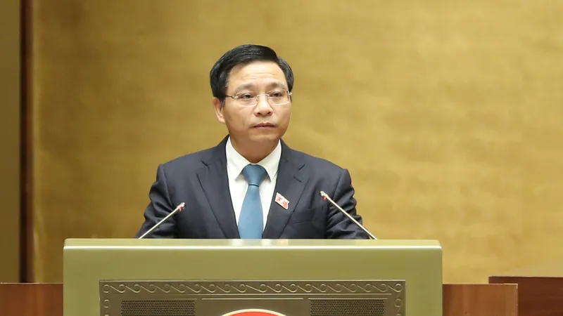 Bộ trưởng Bộ GTVT Nguyễn Văn Thắng trình bày tờ trình về dự án Luật Đường bộ, sáng 10-11. Ảnh: QUANG PHÚC