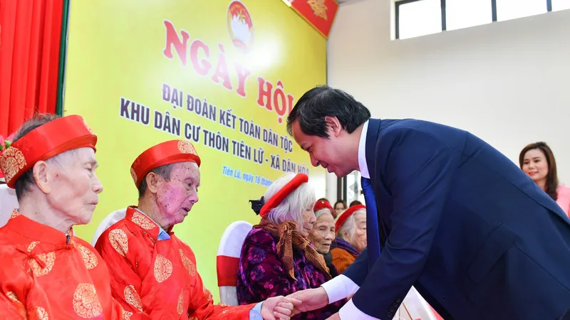 Bộ trưởng Bộ GD-ĐT Nguyễn Kim Sơn tặng quà các hộ gia đình có hoàn cảnh khó khăn tại thôn Tiên Lữ