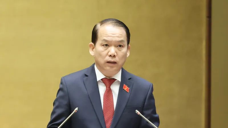 Chủ nhiệm Ủy ban Pháp luật Hoàng Thanh Tùng trình bày Báo cáo tóm tắt giải trình, tiếp thu, chỉnh lý dự thảo Luật Nhà ở (sửa đổi), sáng 27-11. Ảnh: QUANG PHÚC