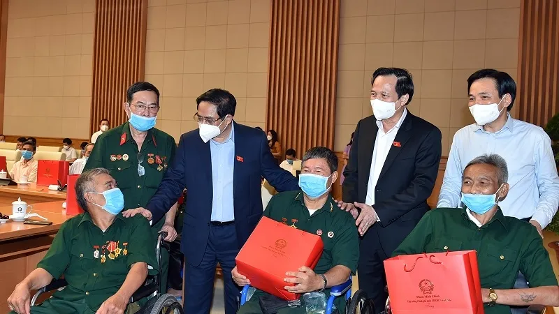 Tặng quà tết đến đối tượng người có công