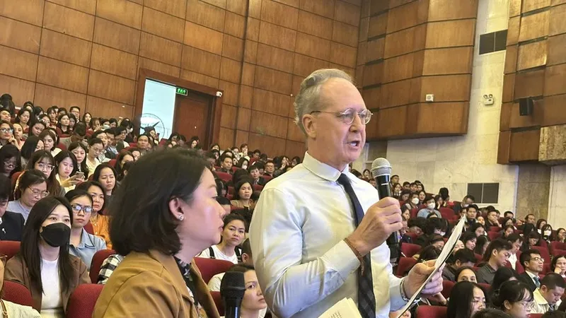 Đại diện các trung tâm nêu ý kiến tại hội nghị 
