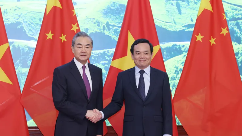 Phó Thủ tướng Trần Lưu Quang và Bộ trưởng Ngoại giao Trung Quốc Vương Nghị. Ảnh: QUANG PHÚC
