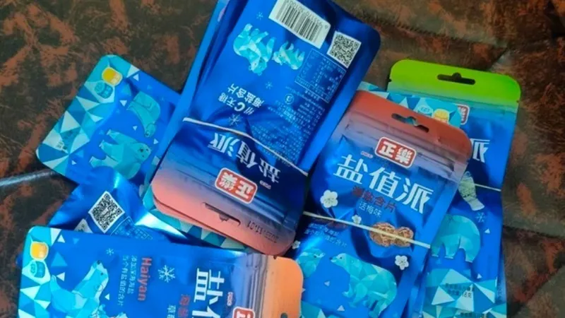 Nhiều loại kẹo không rõ nguồn gốc được bày bán ở cổng trường