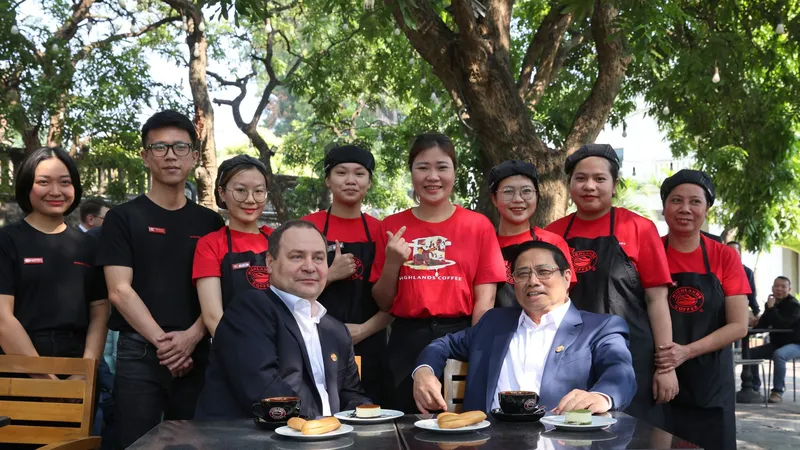 Hai Thủ tướng thưởng thức cà phê, ngắm đường phố Hà Nội. Ảnh: QUANG PHÚC
