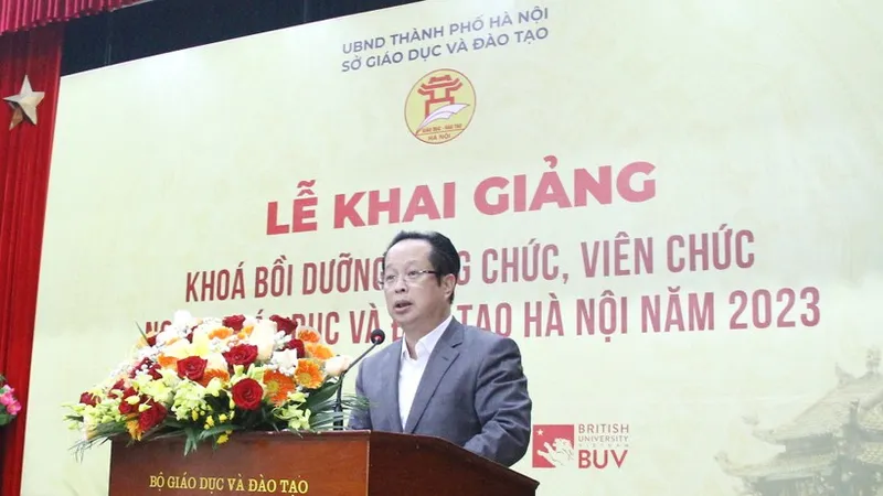 Ông Trần Thế Cương, Giám đốc Sở GD-ĐT TP Hà Nội phát biểu tại lễ khai giảng.