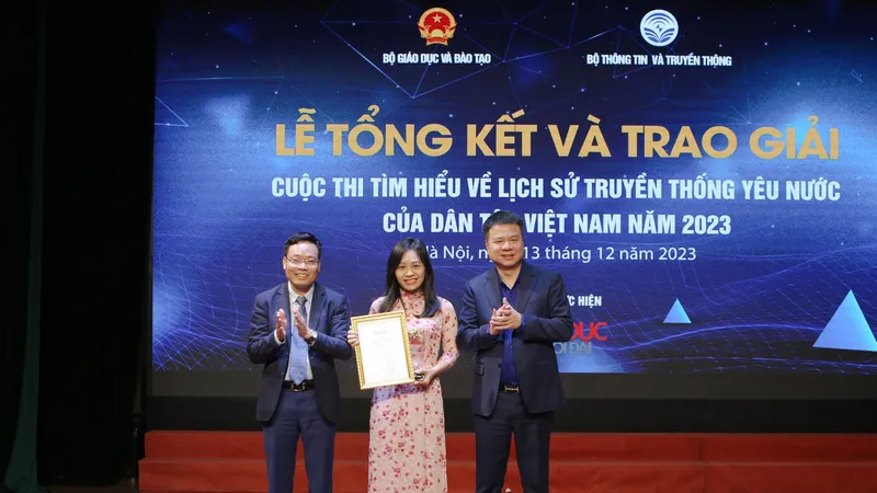 Trao giải nhất cho tác giả Nguyễn Thị Thiên Sinh, giáo viên Trường Phổ thông dân tộc nội trú tỉnh Bắc Kạn.