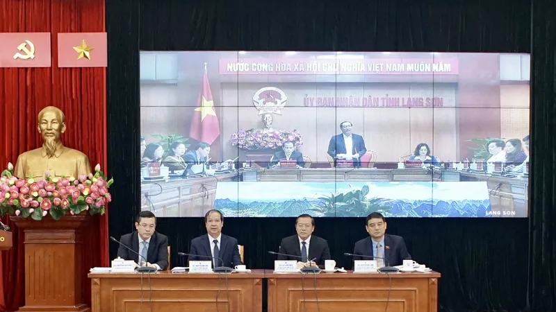  Bộ trưởng Bộ GD-ĐT Nguyễn Kim Sơn, Phó trưởng Ban thường trực Ban Tuyên giáo Trung ương ông Lại Xuân Môn, Chủ nhiệm Ủy ban Văn hóa Giáo dục của Quốc hội Nguyễn Đắc Vinh, Thứ trưởng Bộ GD-ĐT Nguyễn Văn Phúc điều hành hội nghị