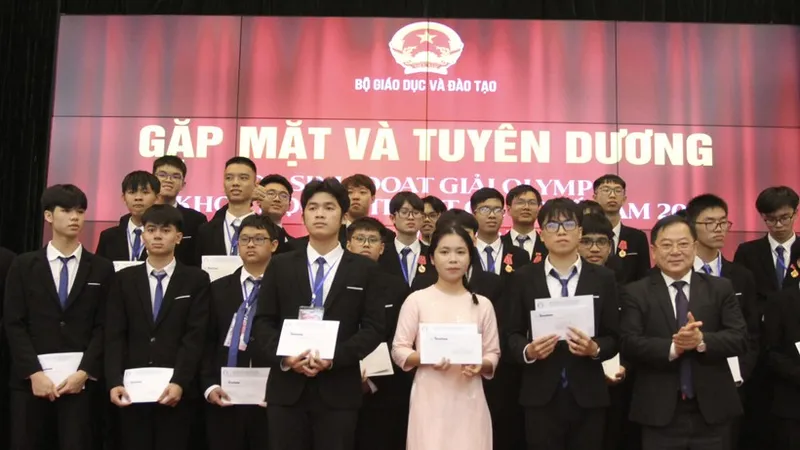 Đại diện Quỹ Tài năng trẻ tặng quà cho học sinh đoạt giải Olympic và Khoa học kỹ thuật quốc tế 2023.