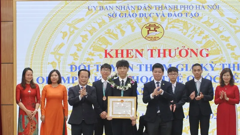 Trao bằng khen của UBND TP Hà Nội cho các thành viên đội tuyển Olympic khoa học trẻ quốc tế năm 2023.