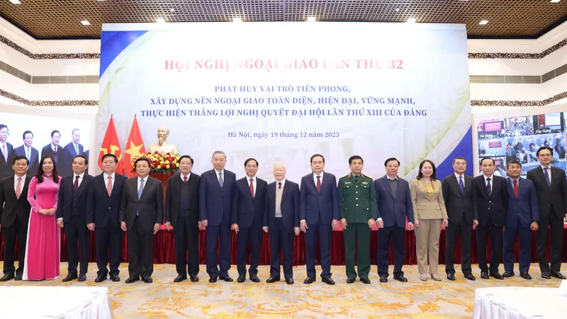 Tổng Bí thư Nguyễn Phú Trọng chụp ảnh chung với các đại biểu dự hội nghị, sáng 19-12. Ảnh: QUANG PHÚC