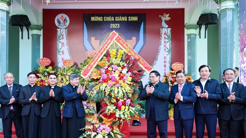 Thủ tướng Phạm Minh Chính tới thăm, chúc mừng các linh mục và đồng bào Công giáo tại Giáo xứ Bắc Giang. Ảnh: VIẾT CHUNG