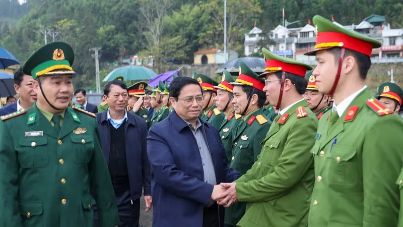 Thủ tướng Phạm Minh Chính đến thăm và chúc tết các lực lượng đang làm nhiệm vụ tại Cửa khẩu quốc tế Trà Lĩnh, huyện Trùng Khánh, tỉnh Cao Bằng, chiều 1-1-2024. Ảnh: VIẾT CHUNG