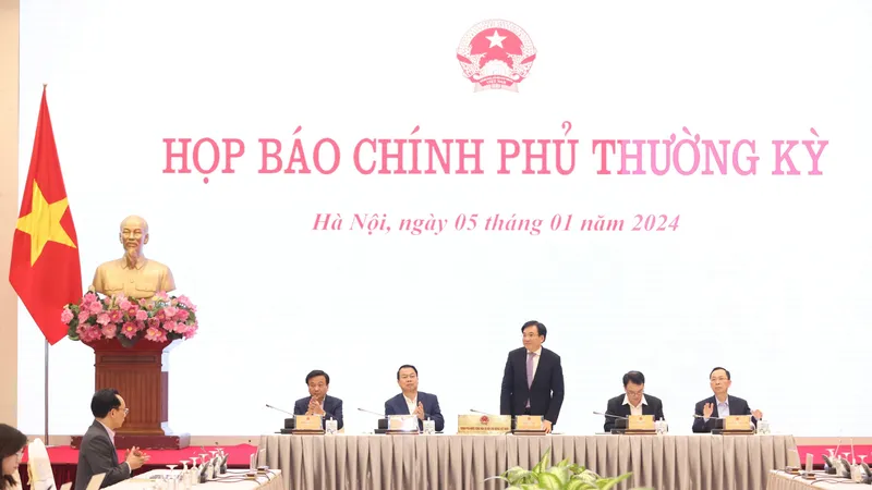 Bộ trưởng, Chủ nhiệm Văn phòng Chính phủ Trần Văn Sơn chủ trì và phát biểu tại cuộc họp báo Chính phủ thường kỳ, chiều 5-1. Ảnh QUANG PHÚC