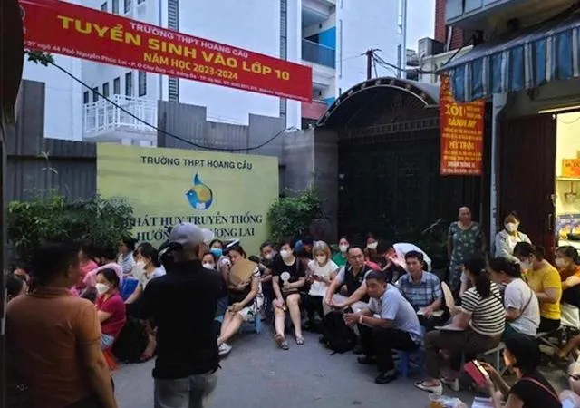 Mùa tuyển sinh vào lớp 10 năm 2023, Hà Nội tái diễn tình trạng phụ huynh trắng đêm xếp hàng để nộp hồ sơ