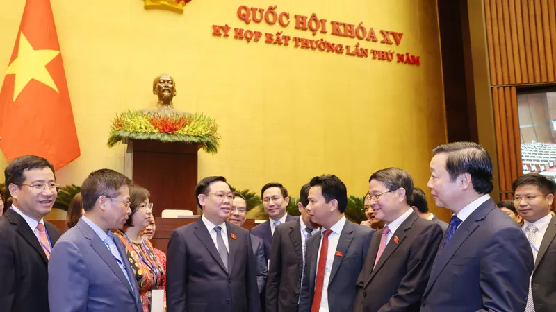 Chủ tịch Quốc hội Vương Đình Huệ trao đổi các đại biểu tại phiên bế mạc kỳ họp Quốc hội bất thường lần thứ 5, sáng 18-1. Ảnh QUANG PHÚC