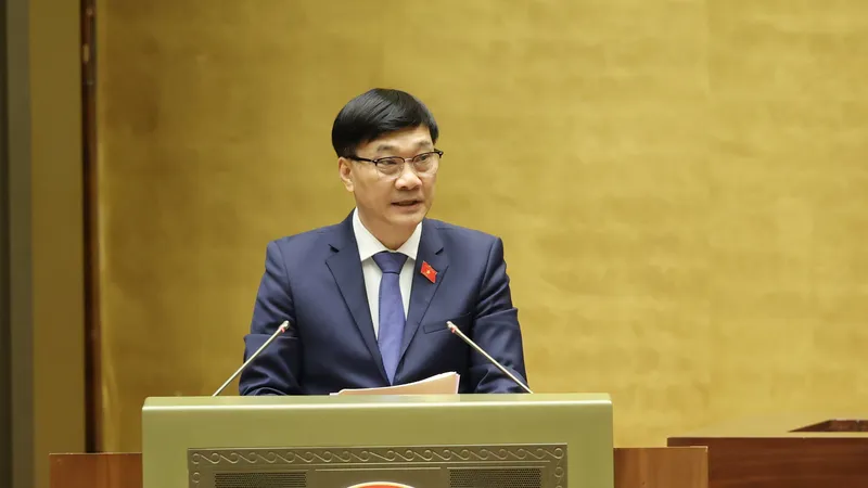Chủ nhiệm Ủy ban Kinh tế của Quốc hội Vũ Hồng Thanh trình bày dự thảo luật. Ảnh: QUANG PHÚC